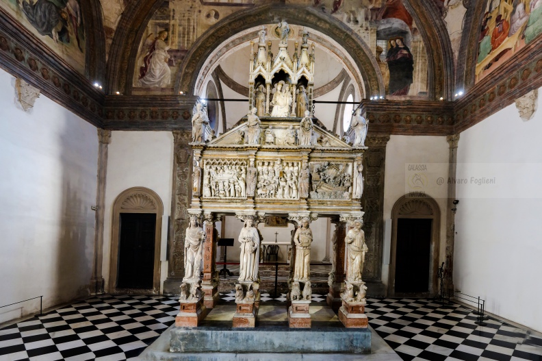 Milano - Basilica S. Eustorgio - Cappella Portinari - Altare.jpg