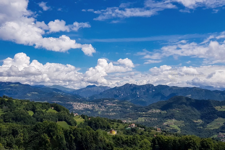 Roncola - Veduta versante Val Brembana  20210802_113357.jpg