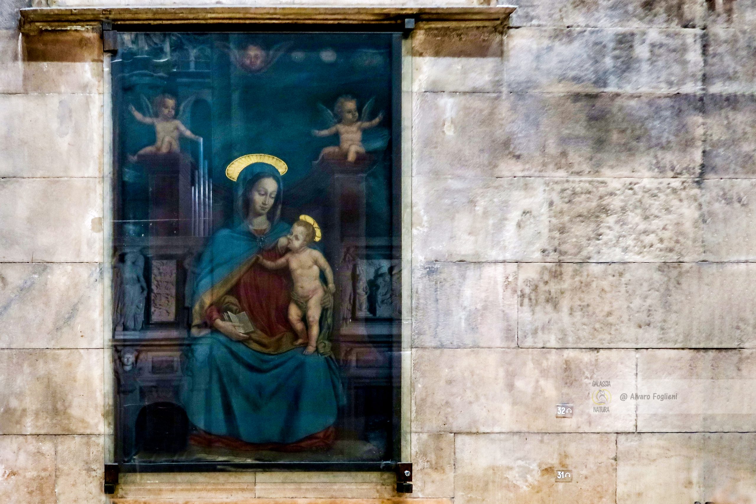 Il Pulpito di San Ambrogio nel Duomo di Milano; Un Tesoro da Immortalare; come fotografarlo al meglio con la nostra guida; pulpito San Ambrogio, Duomo Milano, fotografia patrimonio, arte religiosa, dettagli scolpiti.