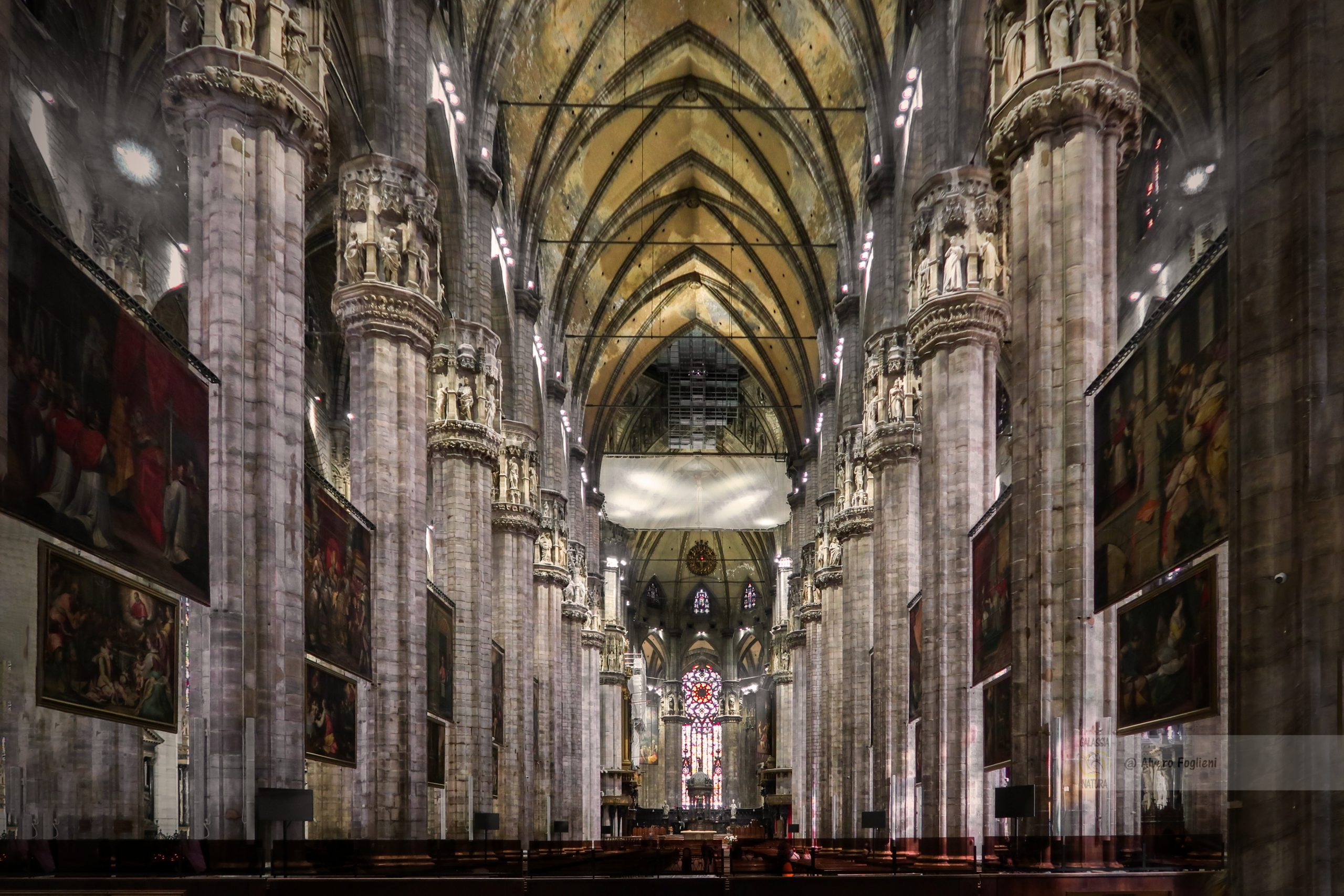 Immortala le Navate del Duomo di Milano; Consigli per Fotografie a Milano; fotografia grandangolare, interni cattedrale, fotografia architettonica.