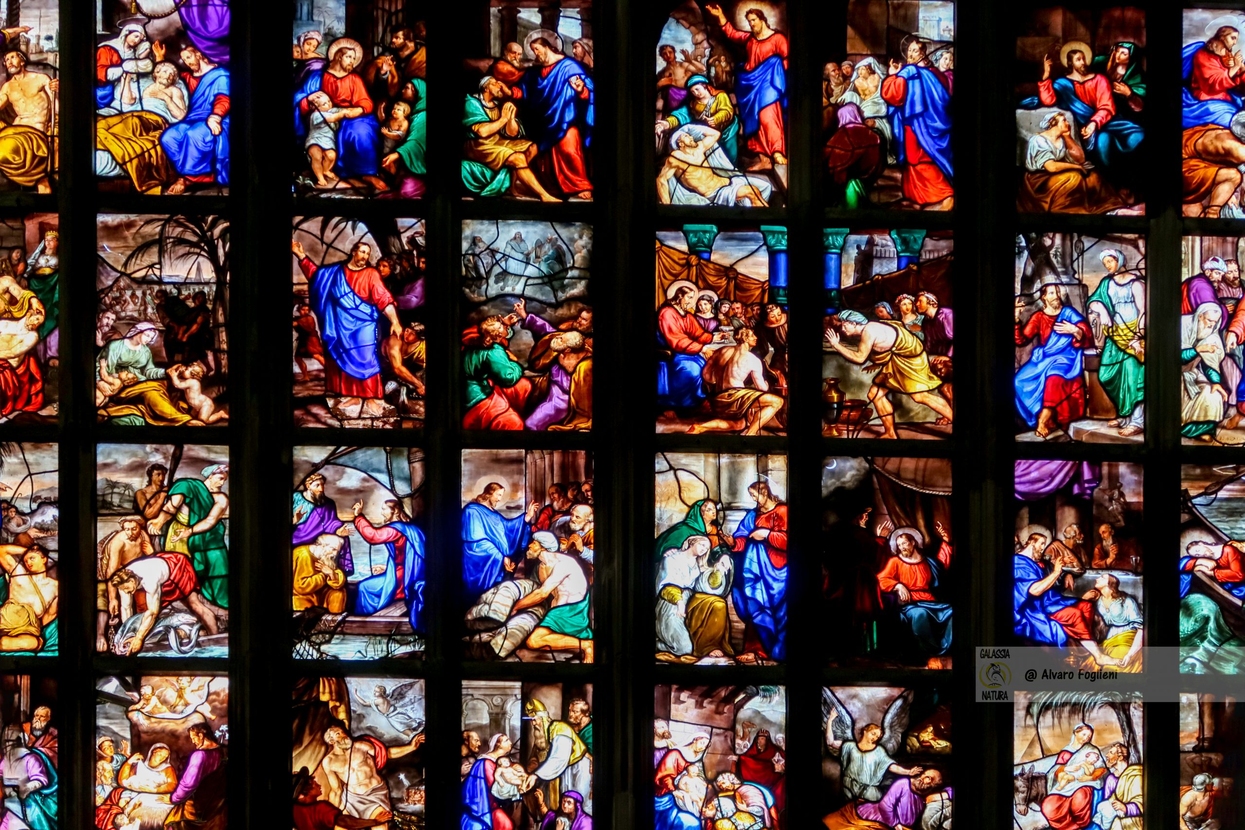 Vetrate Istoriate del Duomo di Milano; Sinfonia di Luce e Colore; foto vetrate, mosaici vetro, racconti biblici, Canon G7X Mark II.