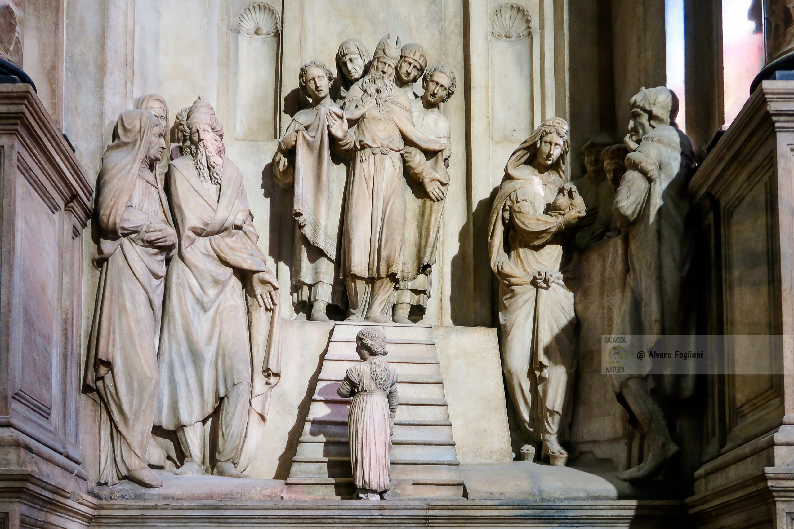 Altare della Presentazione della Vergine nel Duomo di Milano; un Capolavoro da Fotografare; fotografie drammatiche; effetti luce, chiaroscuro in fotografia.