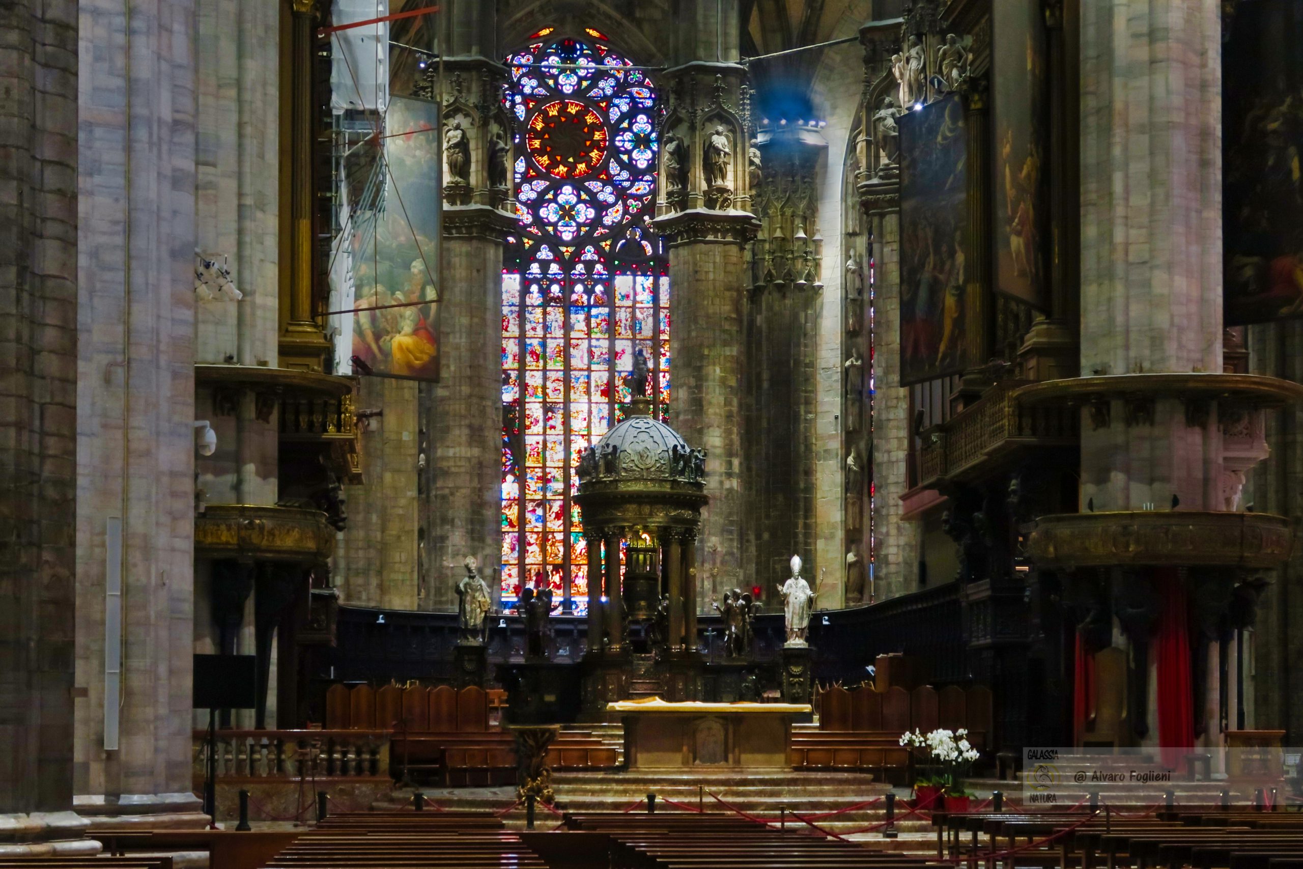 La Madonnina del Duomo di Milano; Icona da Ammirare e Fotografare; splendore dorato contro il cielo della città; fotografia simboli, icona Milanese, statua dorata, skyline Milano.