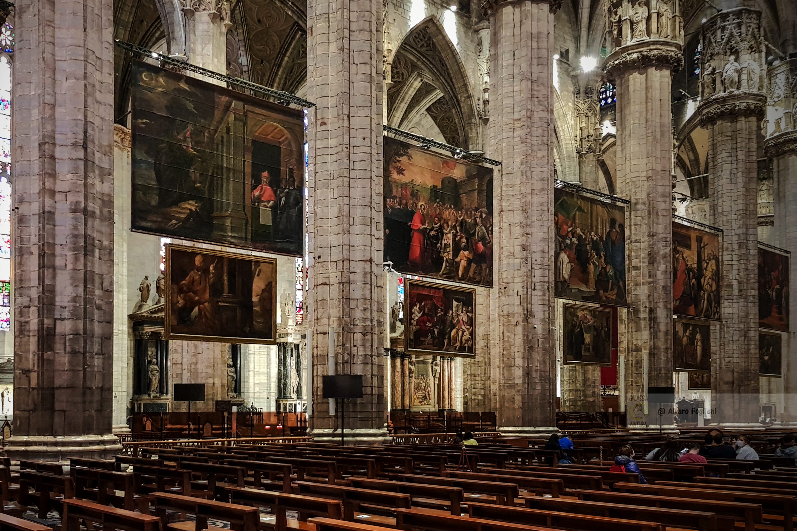 I Tetti del Duomo di Milano: Panorami e Dettagli da Fotografare dall'Alto; dettagli scultorei gotici, una vista unica per ogni fotografo: fotografia panoramica, vista aerea Milano, architettura gotica, fotografia di viaggio.