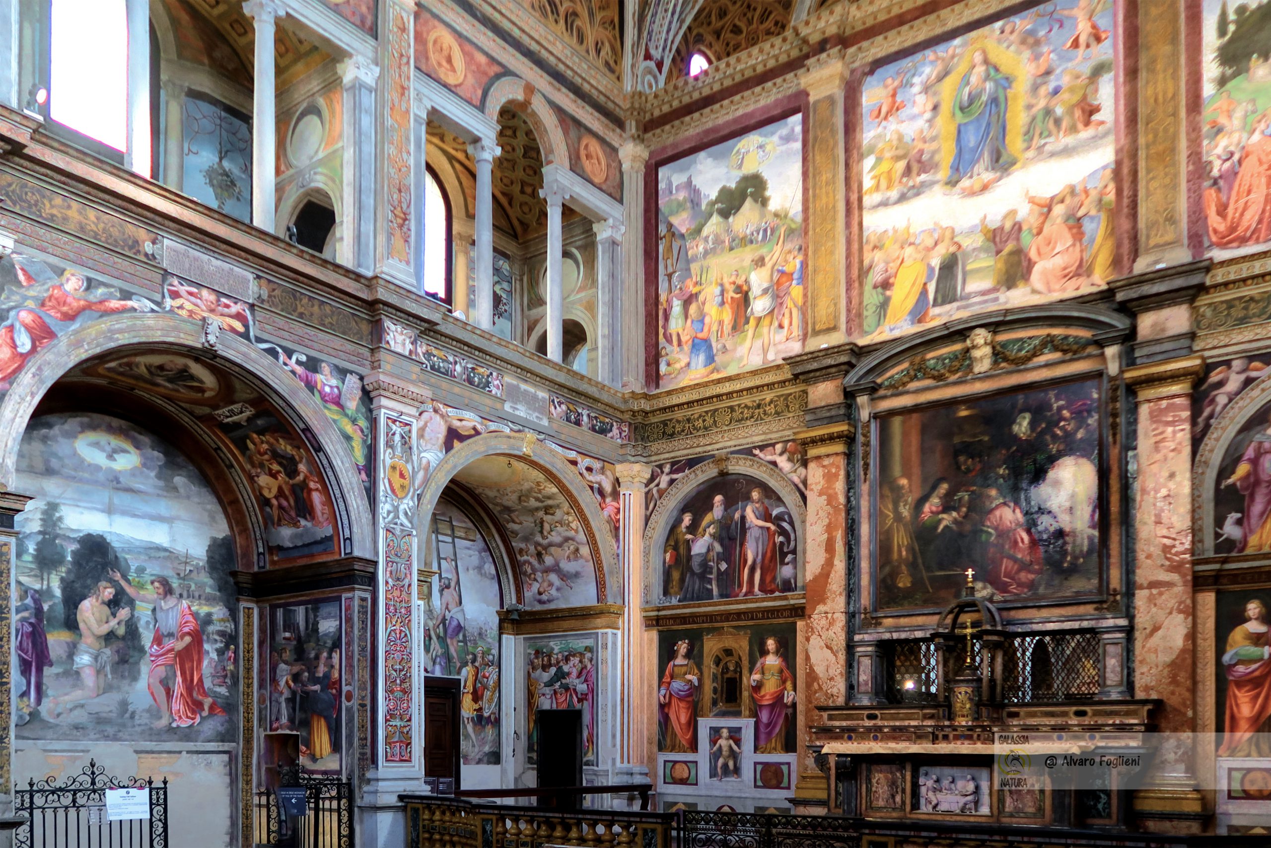 Santa Caterina martirio affresco, incongruenze storiche arte, fotografia quotidiana opportunità, esplorazione artistica locale, atmosfera San Maurizio al Monastero Maggiore, architettura e affreschi fotografia, consigli passeggiate fotografiche, esperienza fotografica ripetizione