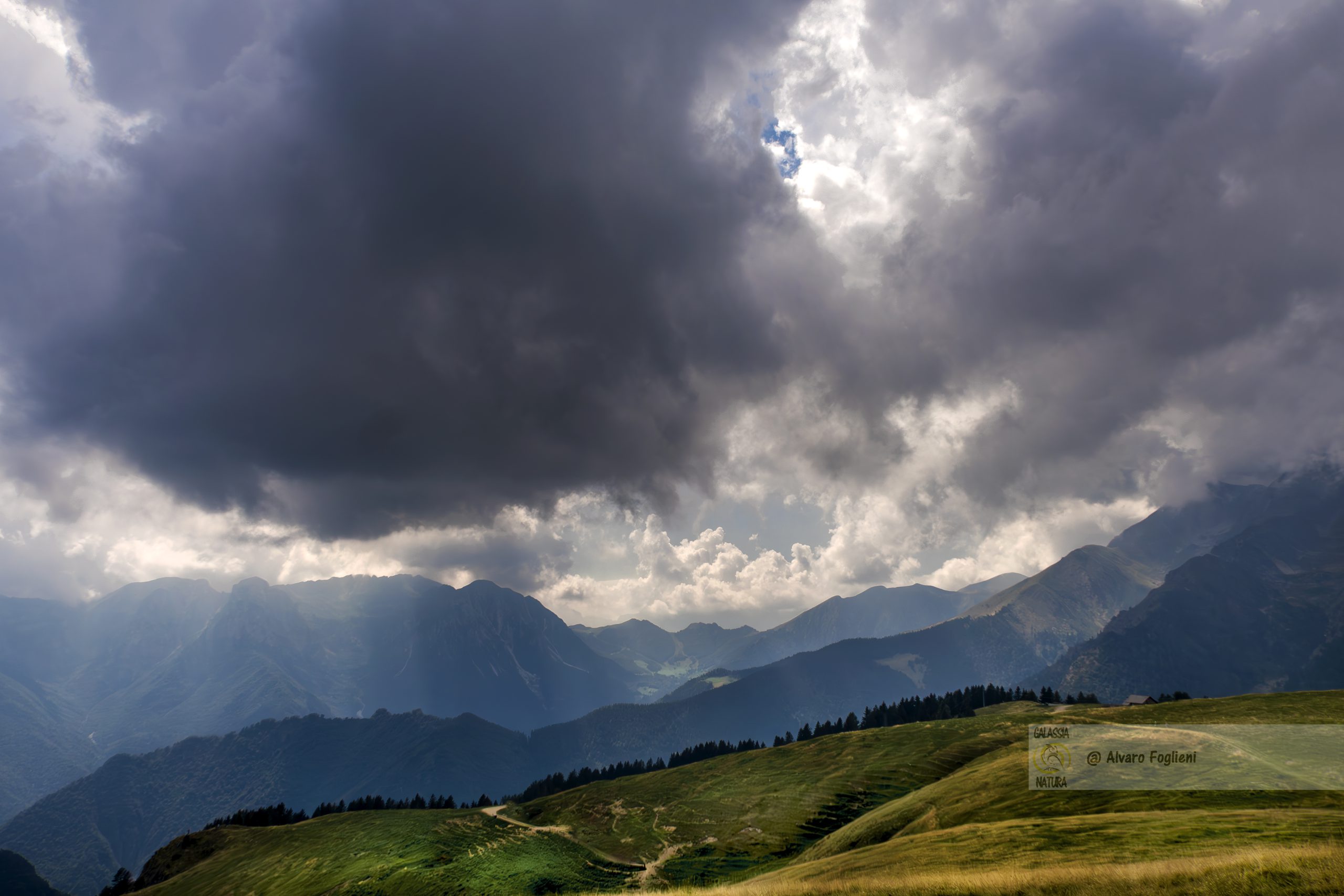 Scopri come le condizioni meteorologiche possono trasformare il paesaggio e migliorare le tue composizioni di fotografia di montagna.
