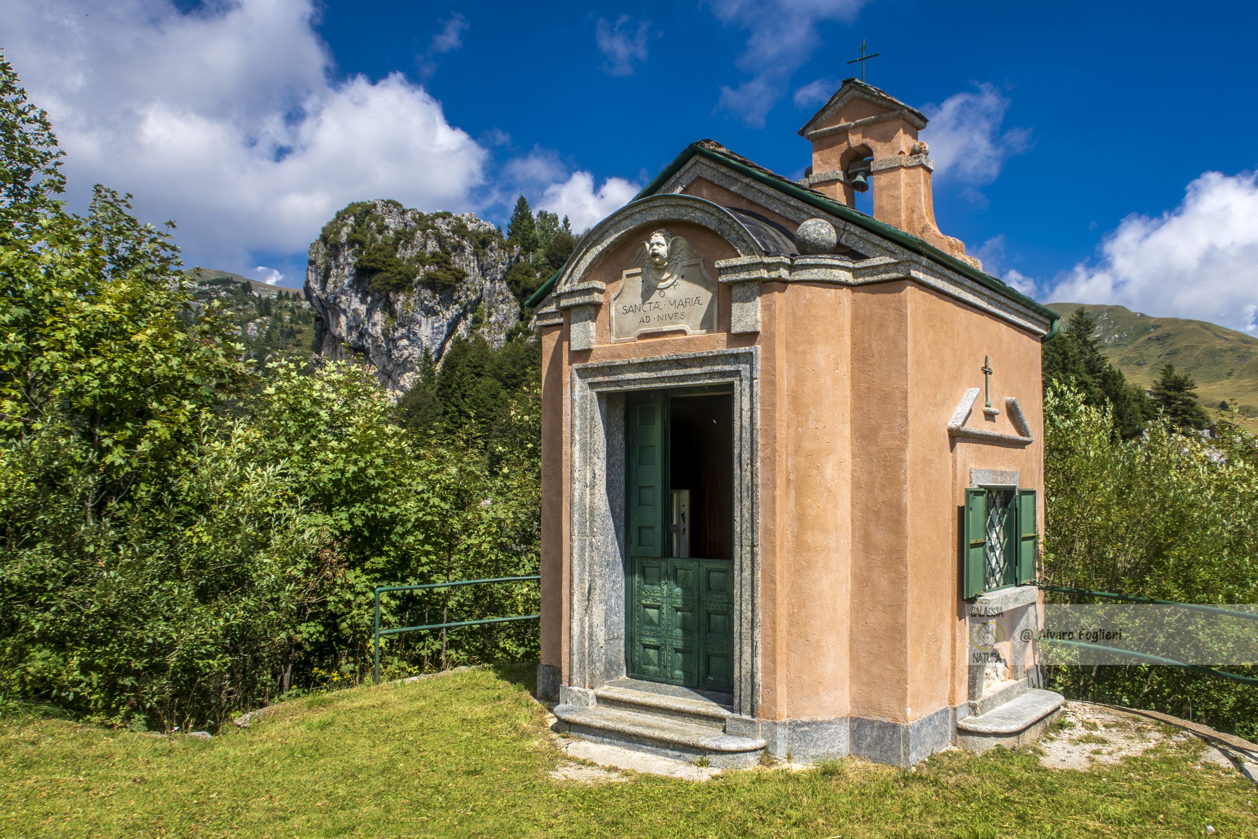 Scopri la tranquillità spirituale delle cappelle di montagna e cattura la loro serena bellezza scattando alcune foto.